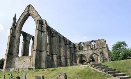 Picture of Bolton Priory ruins as you walk up to them